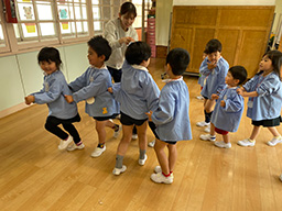 夢中で遊びつつも小さい子を気にかける姿に、ほっこりしますね