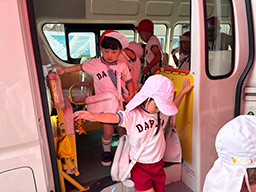 今日もバスから降りてくる元気な姿を見ると、安心しますね