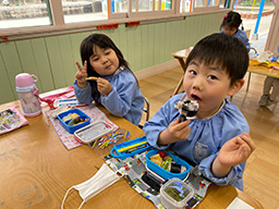 お弁当の時間を楽しみながら、自然と笑顔になってしまいますね