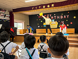 お誕生会での先生たちによる出し物