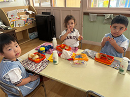 お友達と机を囲んでいるだけで、楽しい時間になっているのが伝わってきますね